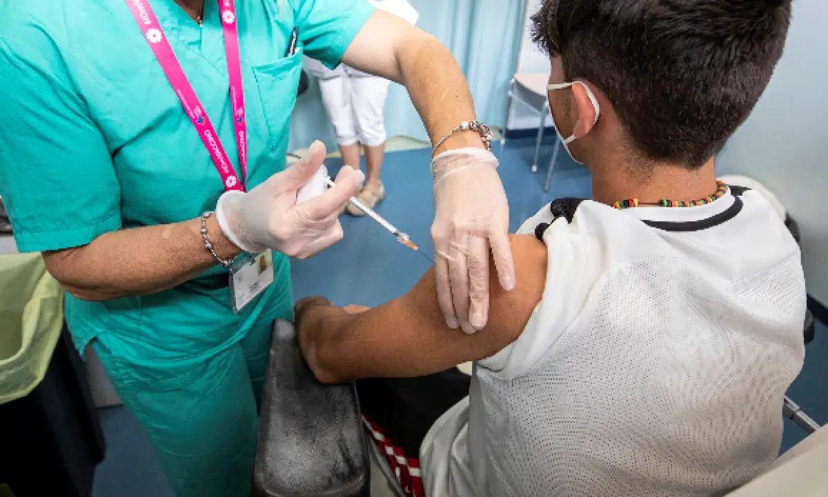 Abre el registro para la vacuna covid en niños de 12 a 17 años en México. (Niño es vacunado por personal médico.) 
