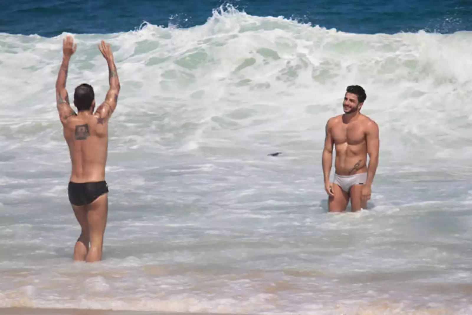 Ambos disfrutaban meterse al mar durante sus visitas a la playa.