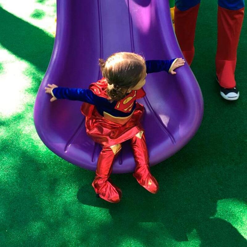 Desde días antes Mini Jacky fue festejada al disfrazarse como supergirl para asistir a la escuela.