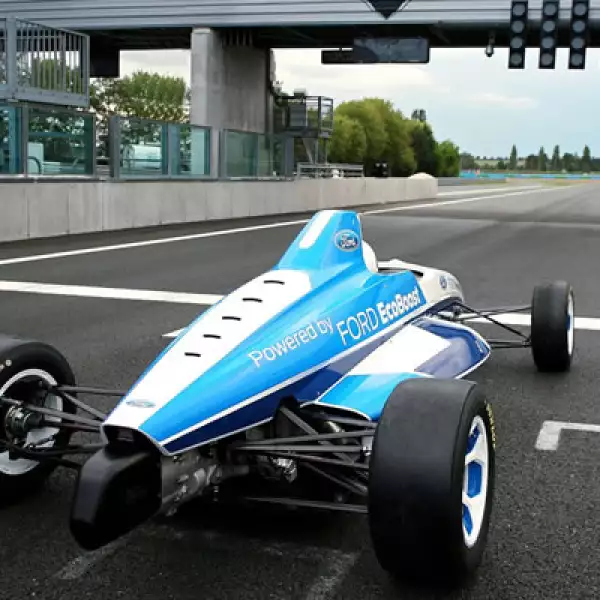 El Slick hará su debut en pista en el campeonato de Dunlop MSA Formula Ford 2012 en Gran Bretaña. Posteriormente estará presente en otros seriales de competencia alrededor del mundo.