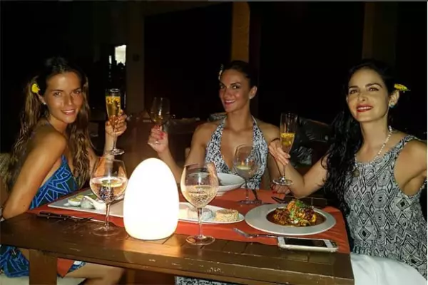 Claudia viajó a Acapulco con sus BFF