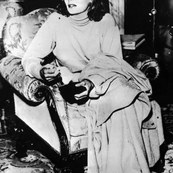 Se dijo que debido a su seriedad y a los rumores de tendencias bisexuales de la diva sueca la relación con John se enfrió.