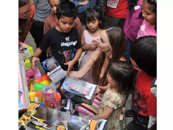 Belinda compró ella misma los juguetes que repartió en la institución.