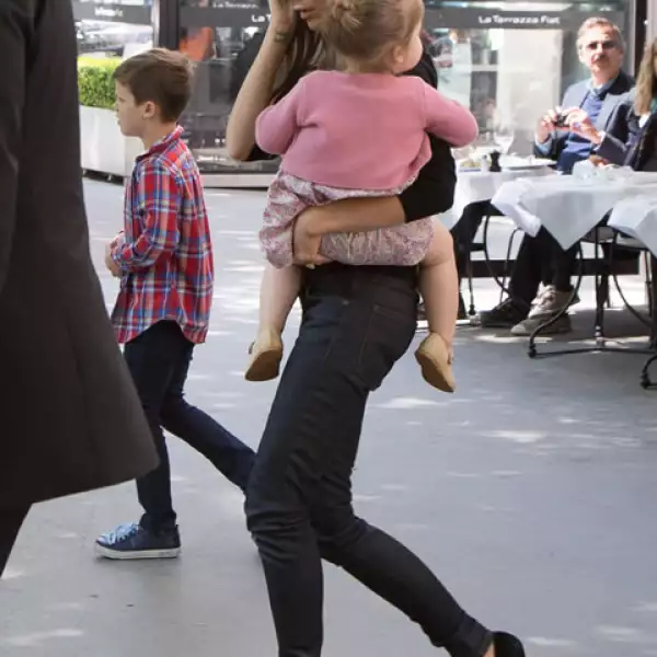 Victoria ha adquirido una gran habilidad para caminar en altos tacones mientras carga a la pequeña Harper.