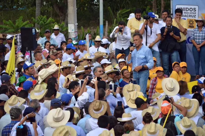 El candidato del PAN-PRD, Miguel Ángel Yunes Linares, arremetió contra el gobernador por el supuesto pago de gastos personales con cargo al erario. 