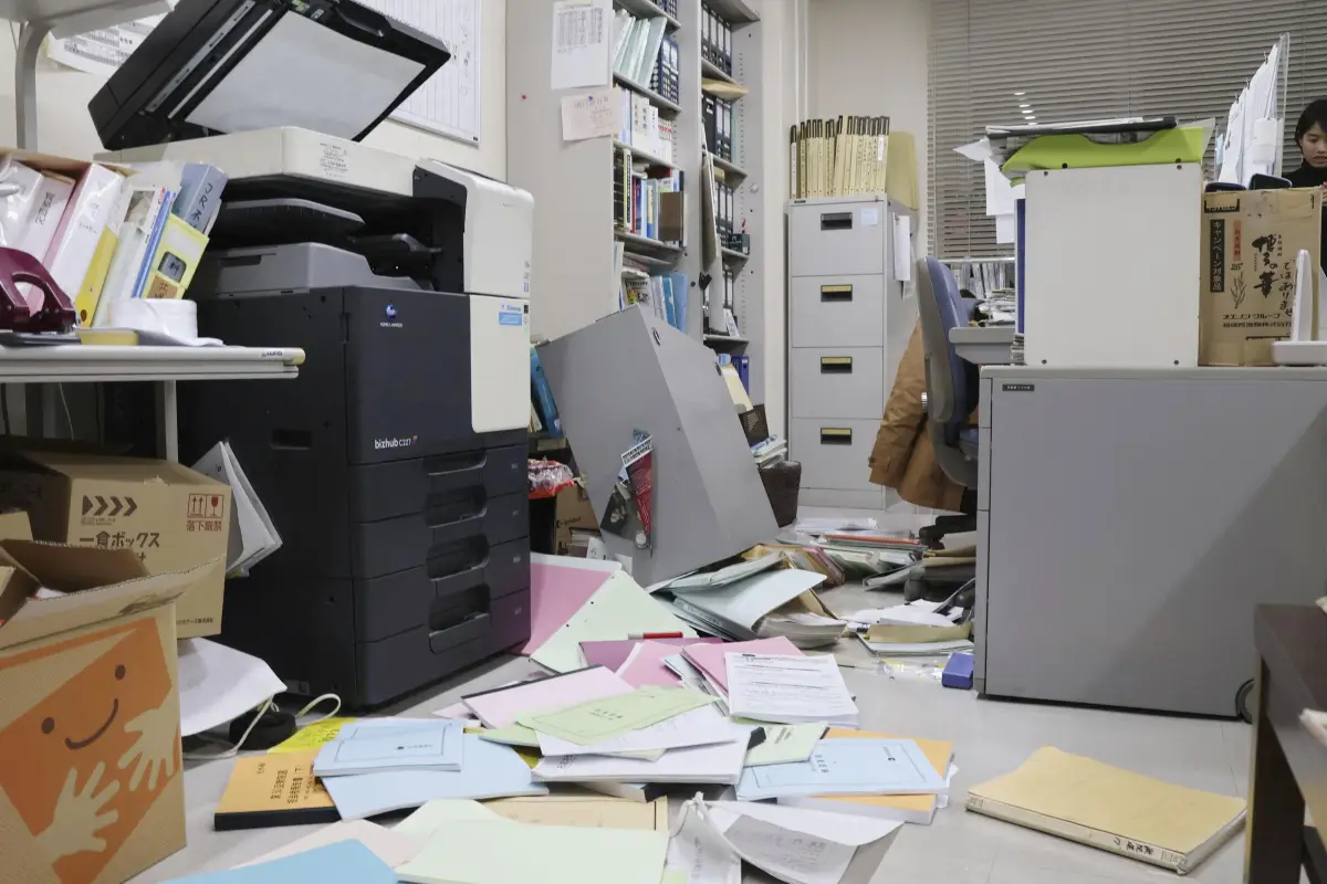 Las estanterías y los documentos que cayeron durante un terremoto se ven en la oficina de Hakodate de Kyodo News en Hakodate, Hokkaido, Japón, el 8 de diciembre de 2025 en esta foto tomada por Kyodo. Crédito obligatorio Kyodo/vía REUTERS