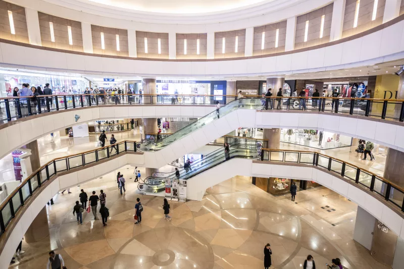 La venta de productos como ropa y accesorios no es el único negocio para las departamentales. 