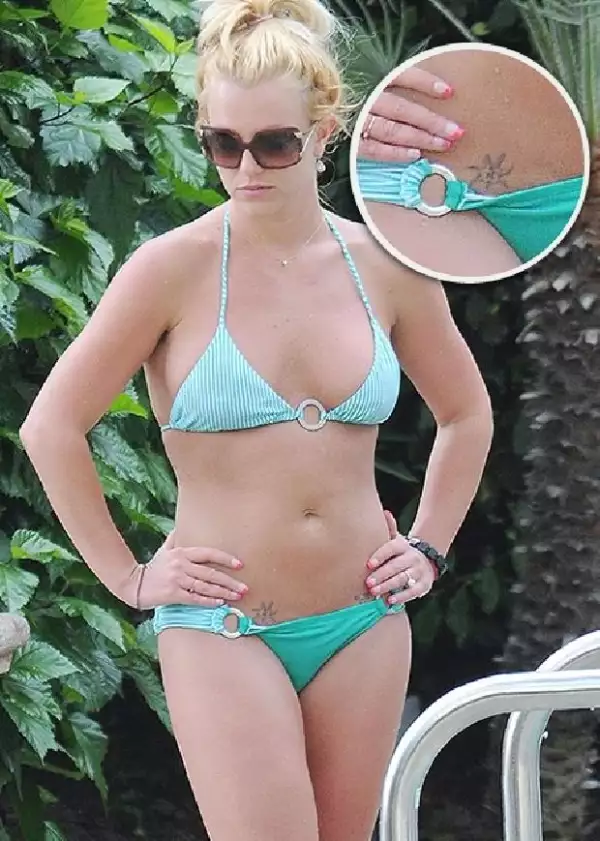 El nuevo tatuaje de Britney está del lado contrario de la cruz que se hizo el año pasado.