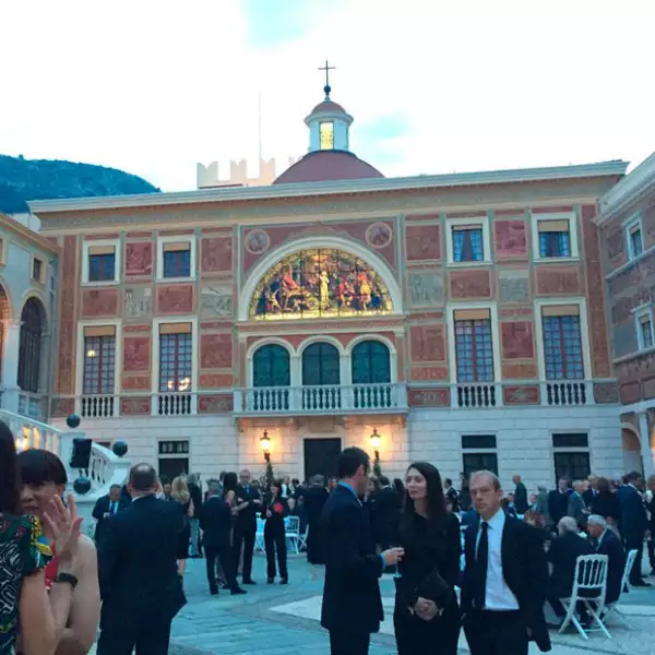 Además de codearse con la realeza, la feliz pareja derrochó estilo en su paso por el Palacio de Mónaco.