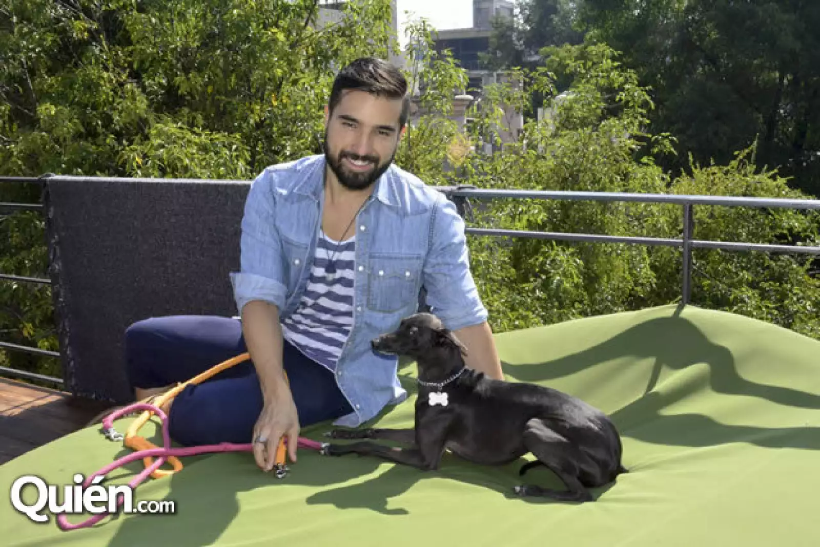 Jaime Cohen con su perro Tirita