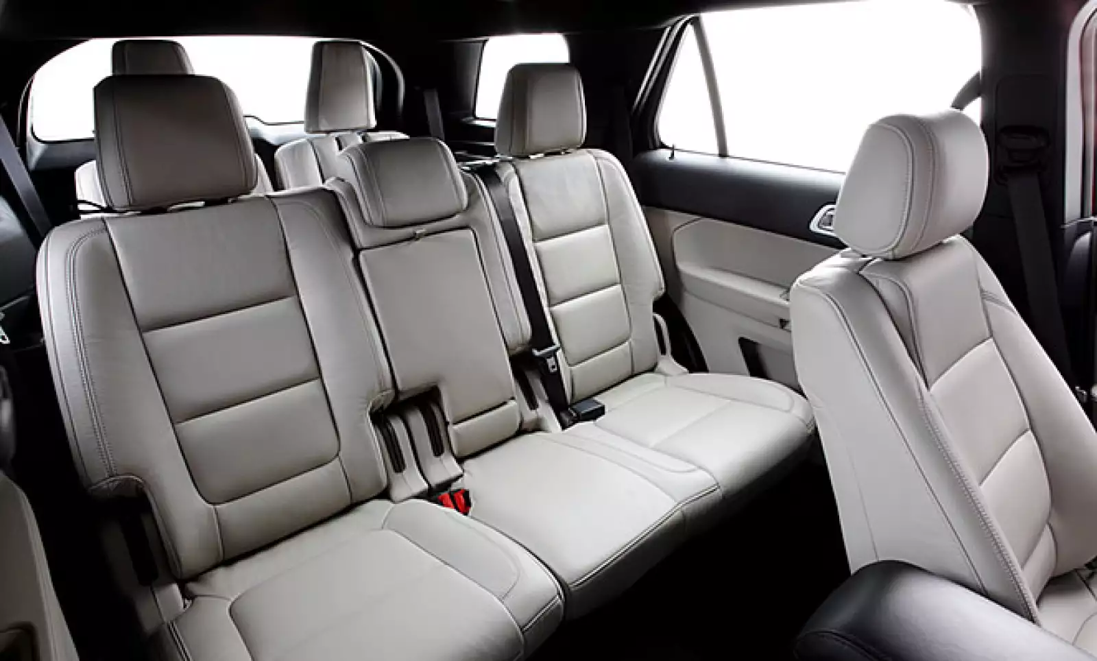 Ford implementa por primera vez en el mundo los primeros cinturones de seguridad inflables en la segunda hilera de asientos de la camioneta.