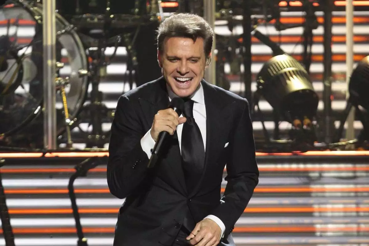 A Luis Miguel le gana la emoción y llora con 'La incondicional' en show de  CDMX