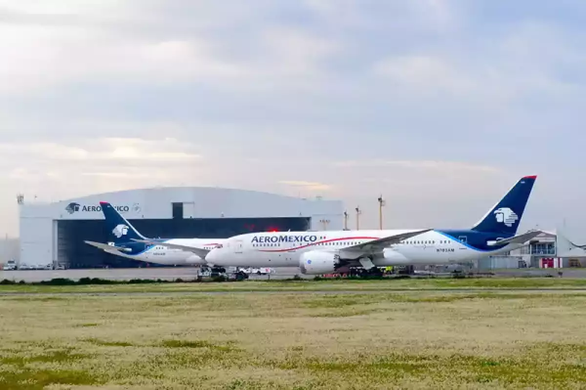 Aviones de Aeroméxico en hangar.
