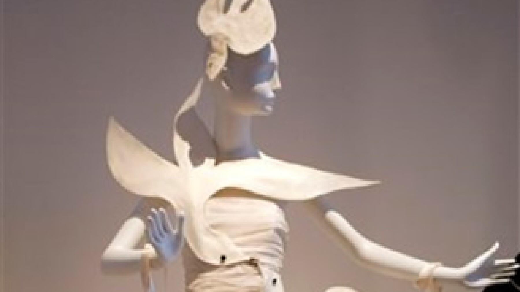 Vestido inspirado en un cuadro de Matisse y que modeló la hoy primera dama de Francia Carla Bruni Sarkozy previo al inicio de la Copa Mundial de Fútbol de 1998. (Foto: AP)