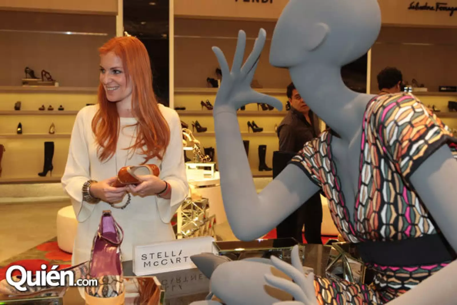 Angie Taddei y Daniela Anahuati recorren `El Palacio de Hierro´ Interlomas.