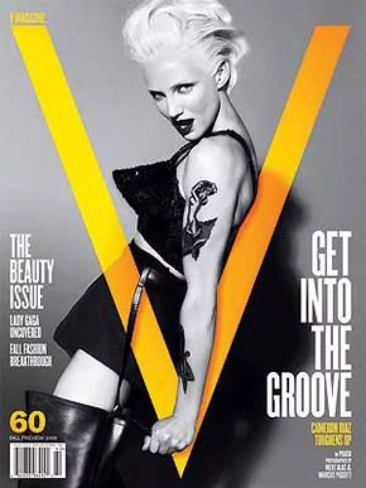Súper rubia y tatuada, así es como luce la actriz en el pequeño homenaje que realizó a la cantante Madonna en el retrato hecho por los fotógrafos Mert Alas y Marcus Piggott.