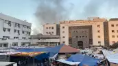 El humo aumenta a medida que los palestinos desplazados se refugian en el hospital Al Shifa, en medio del conflicto en curso entre Hamas e Israel, en la ciudad de Gaza, el 8 de noviembre de 2023.
