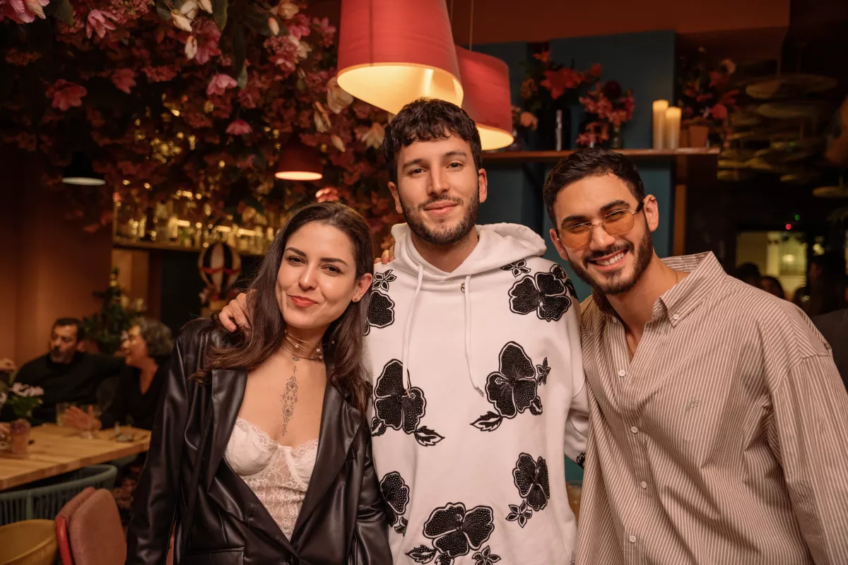 Sebastián Yatra y Alejandro Speitzer estuvieron presentes en la apertura del restaurante