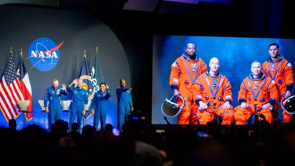 Los astronautas Randy Bresnik, Luca Parmitano de Italia y la Agencia Espacial Europea, Frank Rubio y Andre Douglas saludan a los miembros de la audiencia durante la conclusión de la revelación de la tripulación Artemis III en el Centro Espacial Johnson de la NASA el 9 de junio de 2026 en Houston, Texas. La NASA