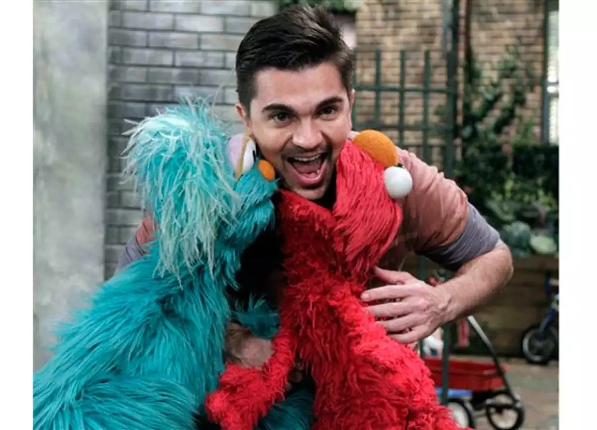 Juanes se divirtió como niño al lado de Elmo y Rosita.