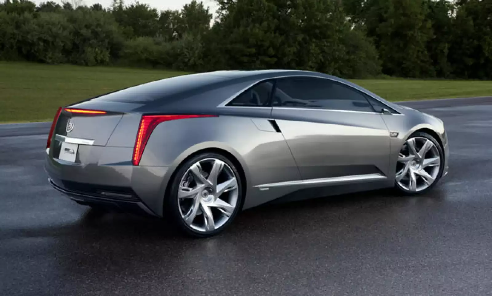 “El ELR ofrecerá algo que no está disponible en el presente: la combinación de la propulsión eléctrica con un diseño imponente y la diversión al conducir un coupé de lujo”, dijo Don Butler, vicepresidente de mercadotecnia de la firma, en un comunicado de 