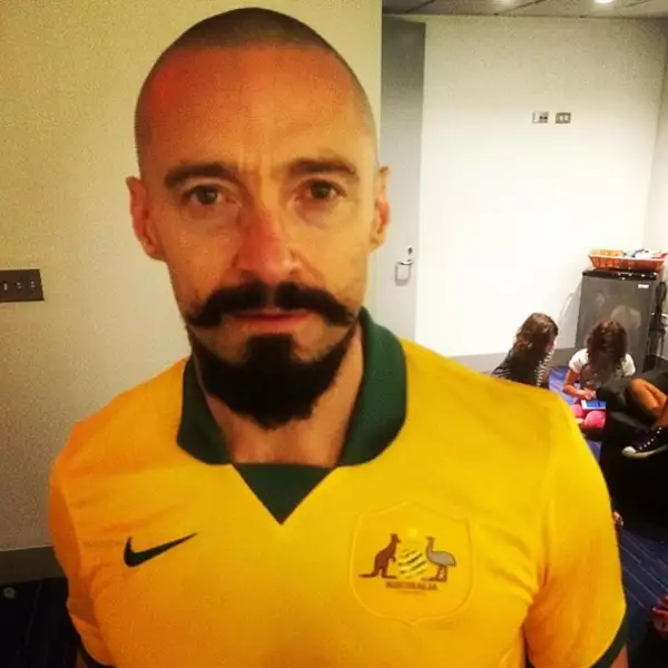 Hugh Jackman se mostró orgulloso de sus raíces y compartió esta imagen usando el jersey de Australia. `Vamos aussies´, escribió el ganador del Oscar.