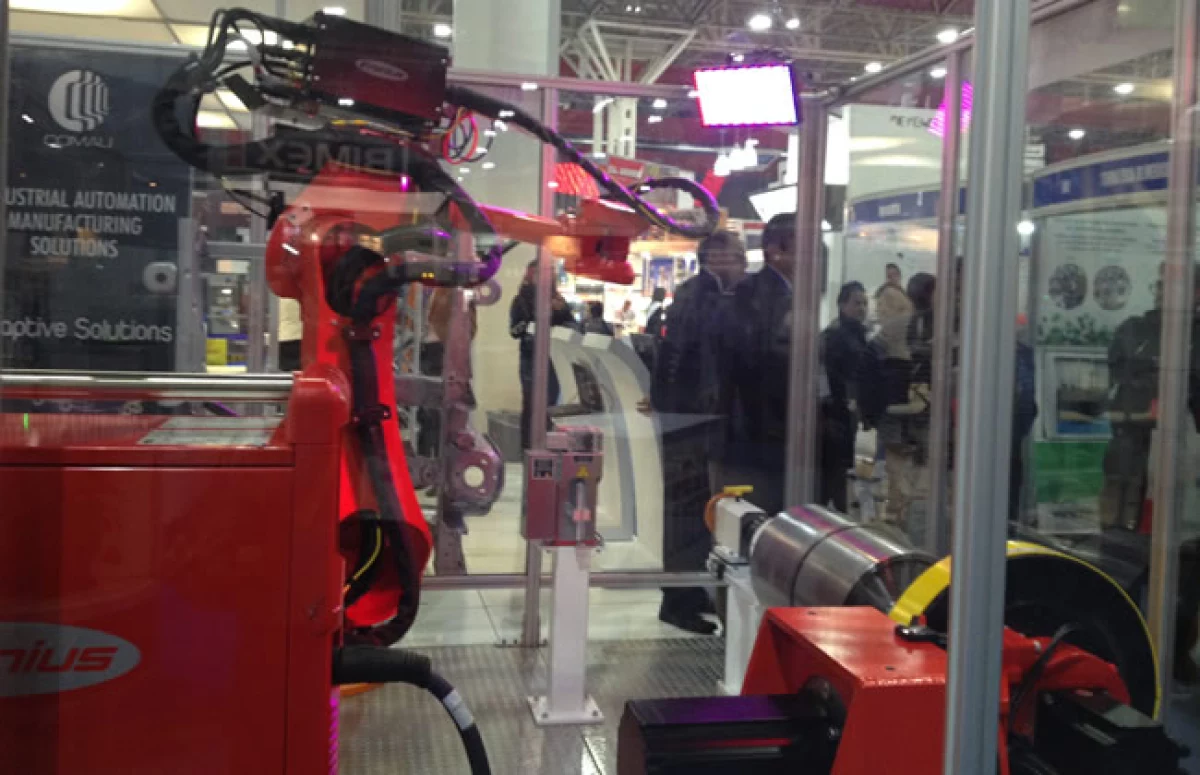 Comau les mostr� rob�tica italiana, usada primordialmente para soldaduras de la industria automotriz
