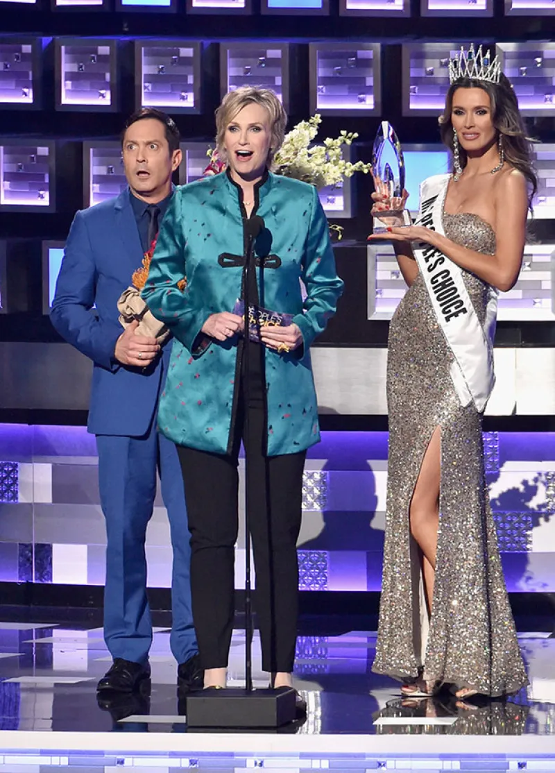 El error de Steve Harvey no podía pasar desapercibido en los premios, por lo que Jane Lynch decidió parodiarlo durante la noche.