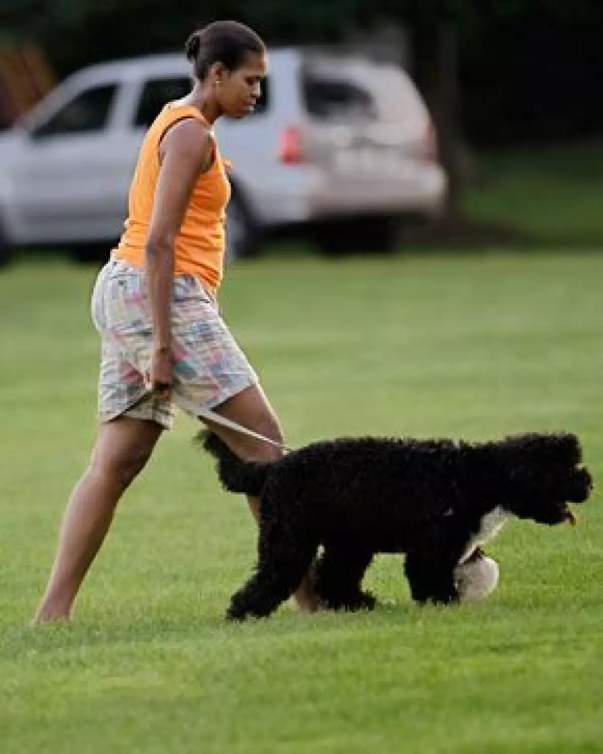 La primera dama estadounidense se dejó ver paseando a su perro, Bo, por los jardines de la Casa Blanca sin la elegancia que la caracteriza; llevaba bermudas, camiseta y sin una gota de maquillaje
