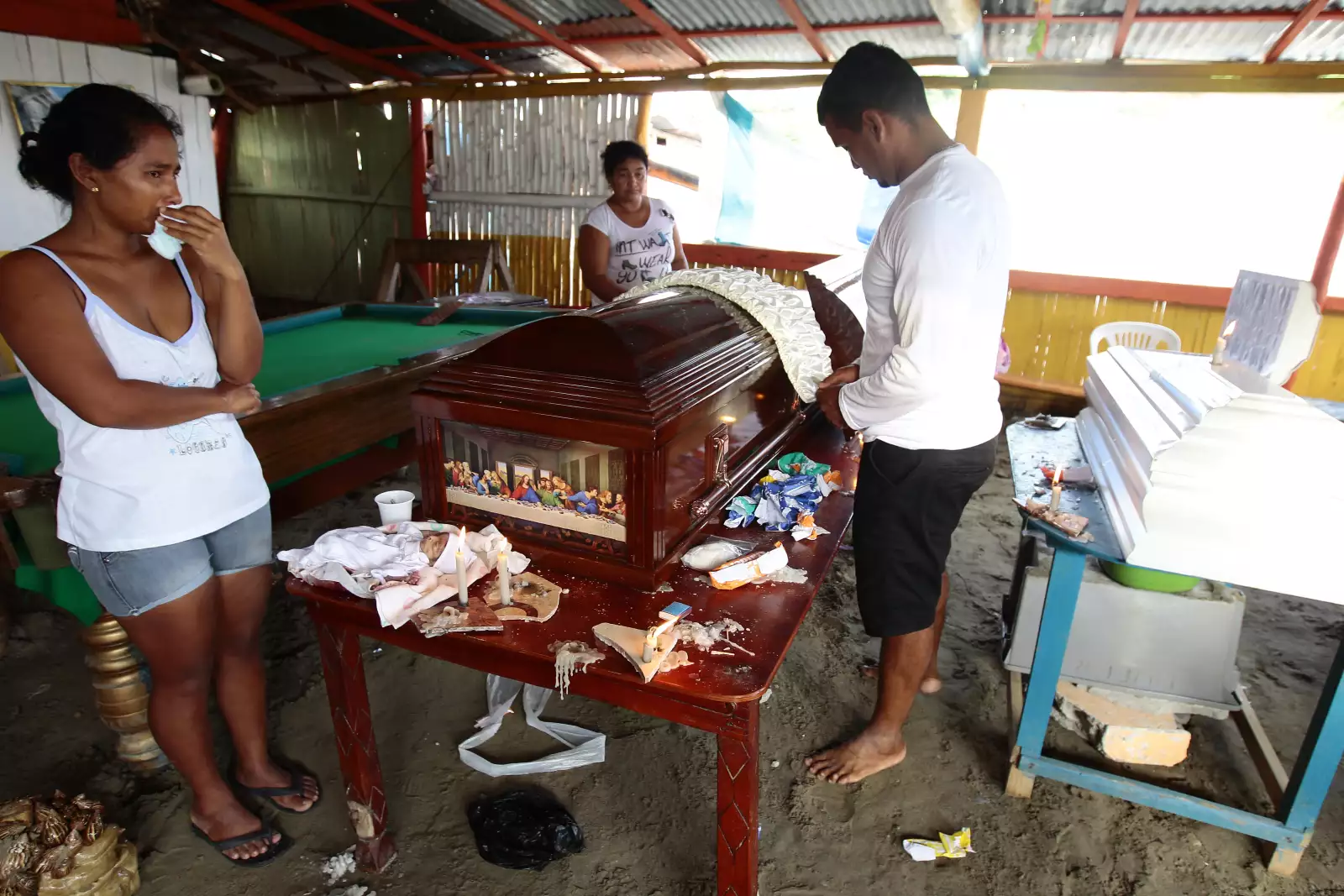 Pobladores de La Chorrera lloran a sus difuntos, un día después de haber recuperado sus cuerpos.
