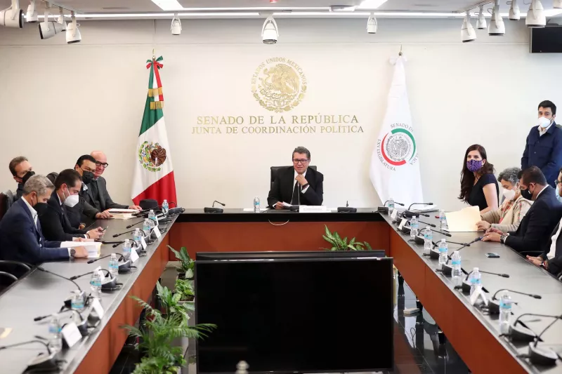 El presidente de la Junta de Coordinación Política del Senado, Ricardo Monreal, preside los trabajos en una mesa cuadrada donde están los demás líderes parlamentarios.