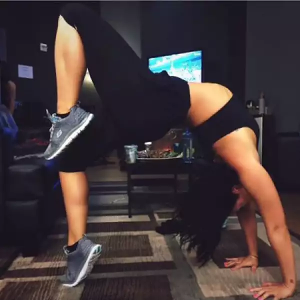 Demi Lovato es una de las jóvenes que prefirió yoga sobre algunos excesos y ahora presume un gran cuerpazo.