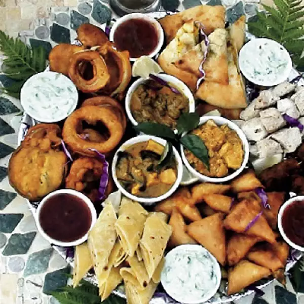 Los bocadillos con sazón local y salsas de varios sabores ponen el toque perfecto para un día de safari o un partido de futbol.
