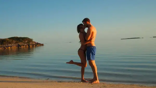 Después de cumplir un año de relación, la pareja por fin se ha dado un tiempo para disfrutar de un tiempo juntos en la playa.