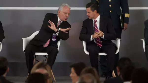 MÉXICO, D.F, 07MAYO2013.- Alejandro Martí, presidente de SOS, conversa con Enrique Peña Nieto, Presidente de México, durante la 5to Foro Nacional sobre Seguridad y Justicia "Por una Adecuada Implementación de la Reforma Penal", que se realizó en el WTC.
FOTO: MOISÉS PABLO /CUARTOSCURO.COM