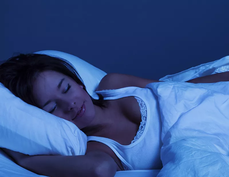 ¿Volviste a pasar la noche en vela y no puedes despertarte por la mañana? Para que no vuelva a sucederte, te presentamos 7 tips para dormir mejor y con más facilidad.