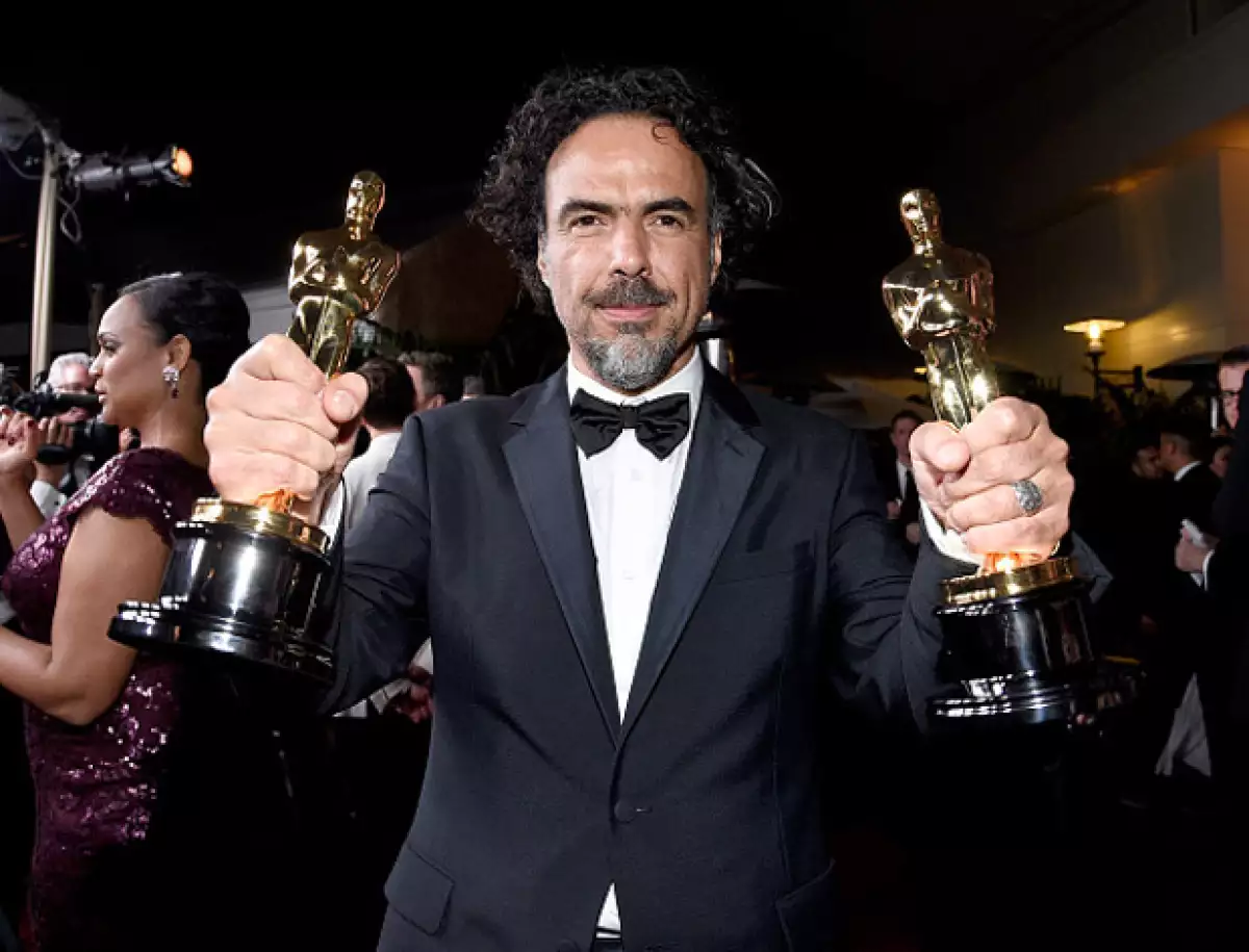 Para sorpresa de muchos, el director mexicano se dirigió a sus compatriotas durante su discurso cuando subió a recoger su Oscar a Mejor Película. Ve el discurso completo.