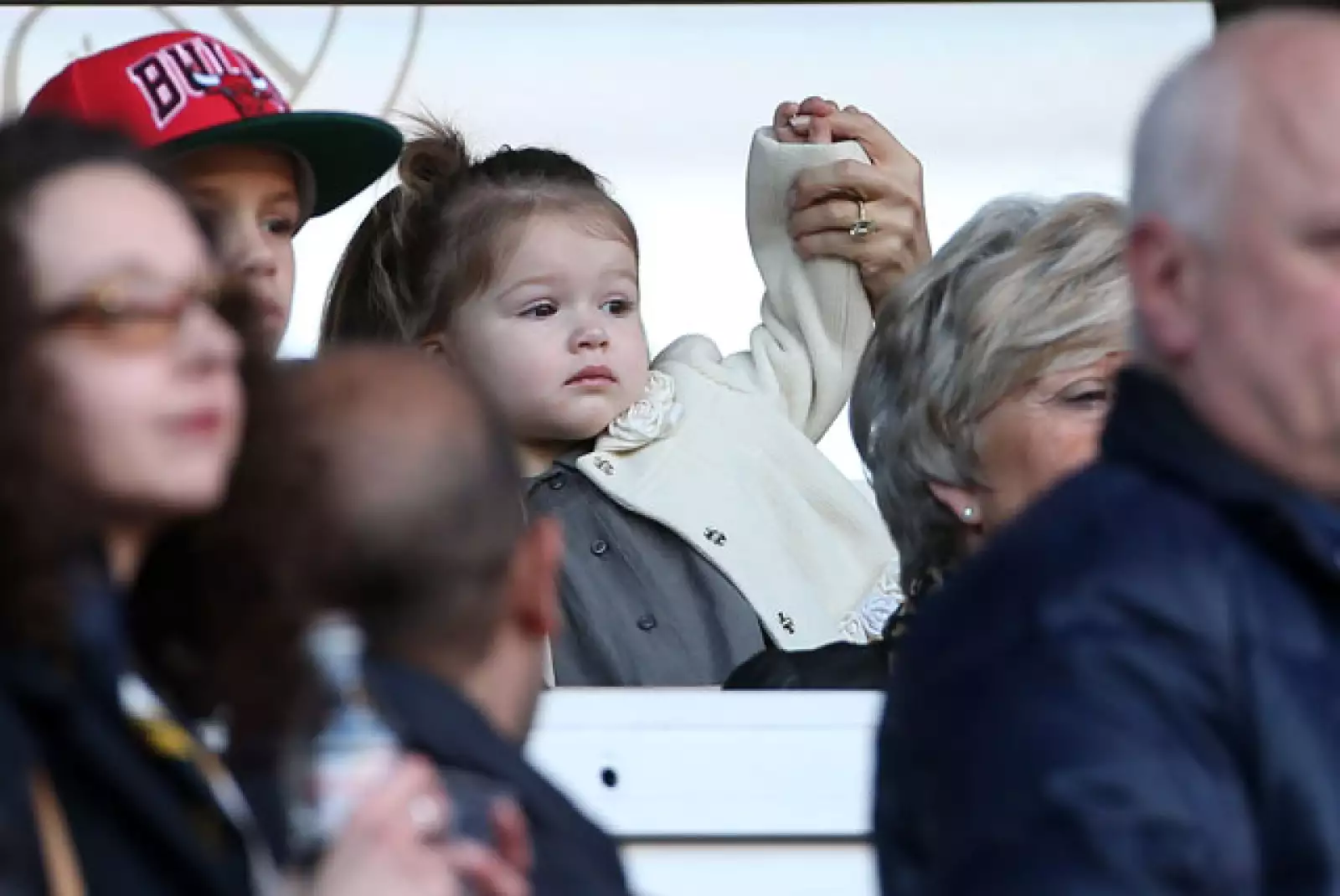 Victoria se emocionaba al ver a su esposo y levantaba la mano de su hija para unirla a las porras.