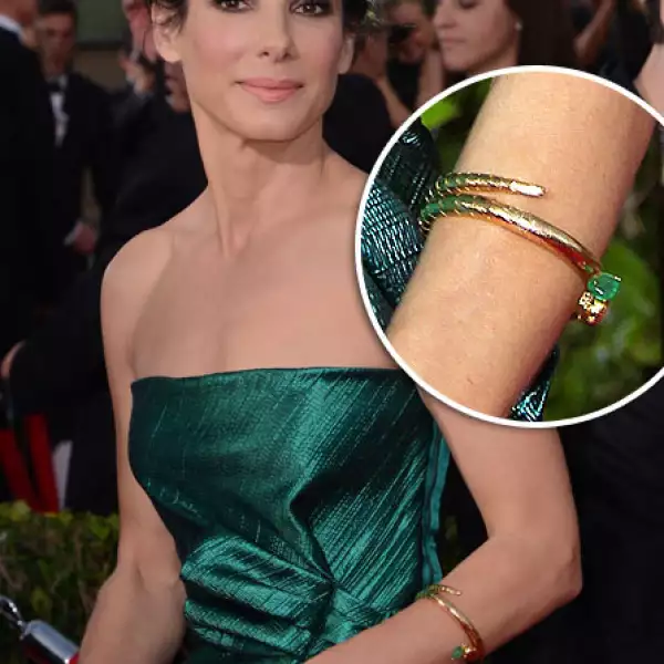 A la actriz no le gusta llamar mucho la atención, así que para los SAG portó un brazalete en forma de serpiente de con esmeraldas de Fred Leighton.