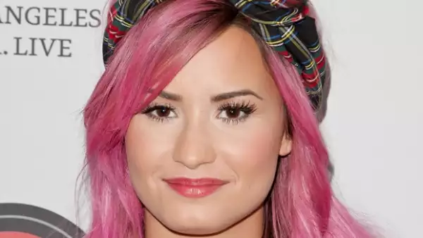 Hace unos días el abuelo de Selena Gomez confirmó que la cantante padece lupus; ella no es la única que pese a tener fama y riqueza ha tenido que aprender a vivir con un padecimiento.