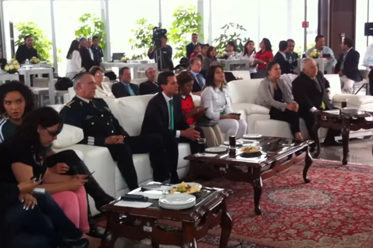 Enrique Peña Nieto viendo el partido acompañado de parte de su Gabinete.