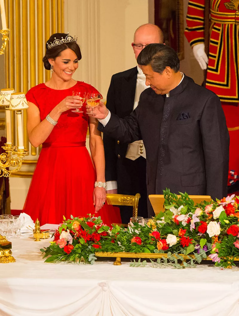 En un vestido rojo y luciendo la tiara Papyrus de la reina, la duquesa de Cambridge tomó un lugar privilegiado durante el banquete ofrecido al mandatario Xi Jinping.