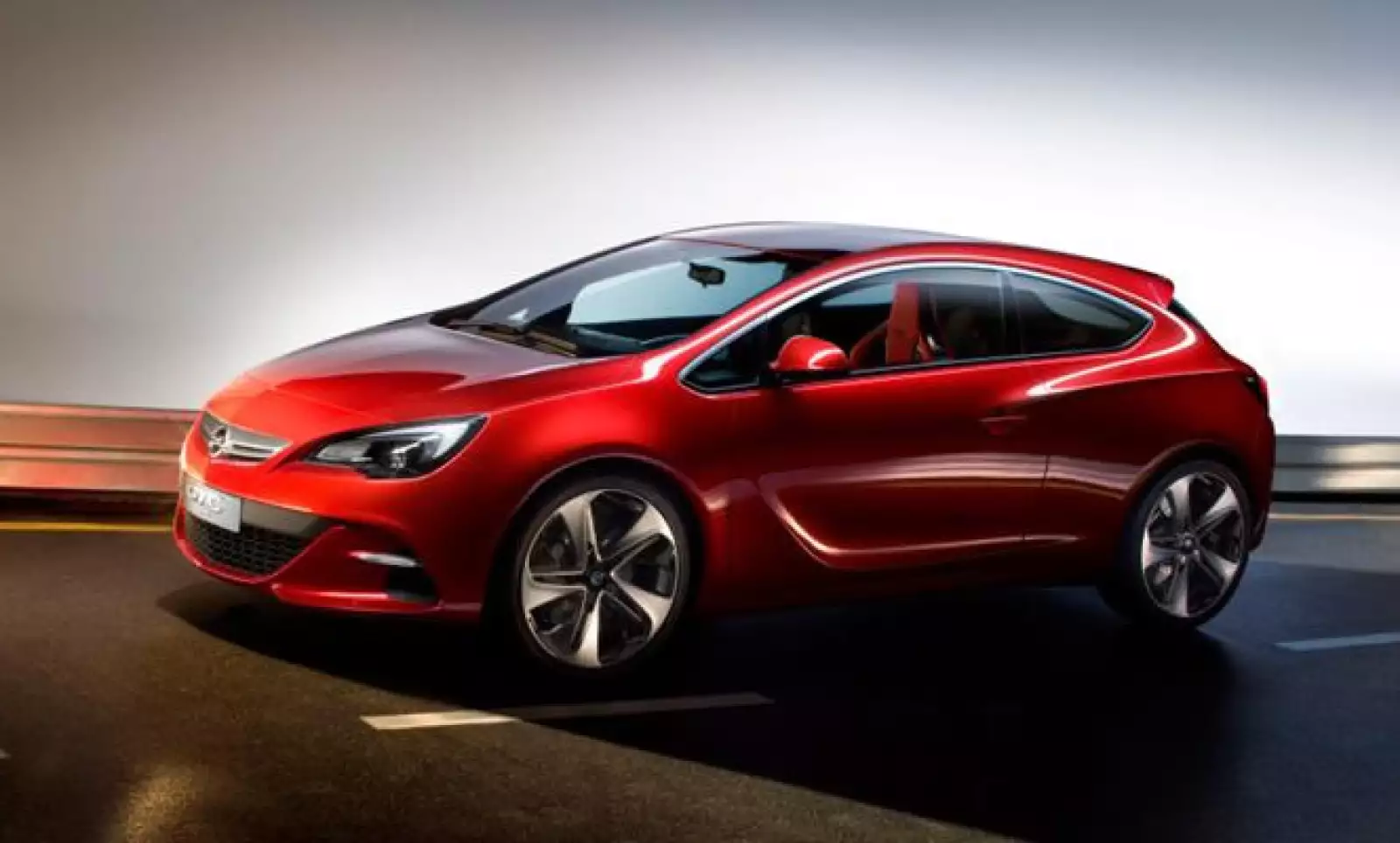 Presenta algunos cambios estéticos respecto al modelo de producción actual con cinco puertas (en el caso del GTC son sólo tres) como la fascia frontal con entradas de aire más deportivas, iluminación LED y un cuerpo más ancho en la parte trasera.