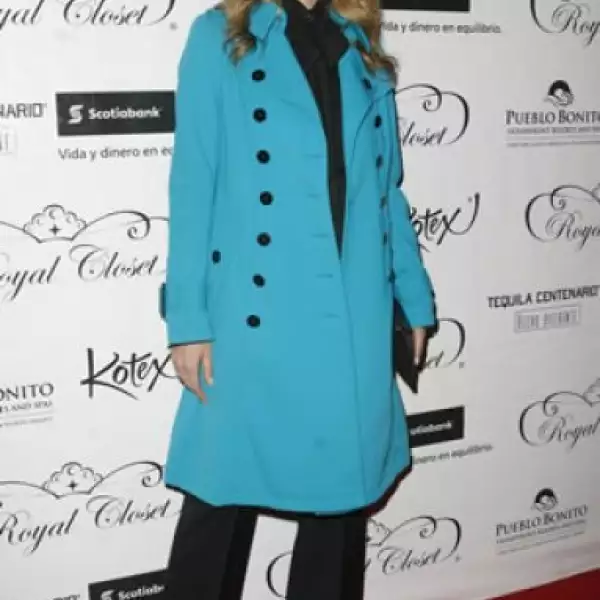 Rebecca de Alba asistió bien abrigada, pero eso sí, con un color brillante que la hizo lucir muy guapa.