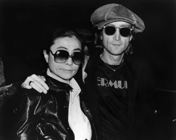 Yoko Ono y John Lennon.