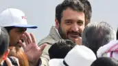 Andrés Manuel López Beltrán es captado entre la multitud en un evento de Morena.