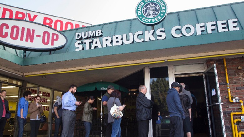 ‘Dumb Starbucks’ abrió el fin de semana con el ya conocido logo de la sirena, en Los Ángeles
