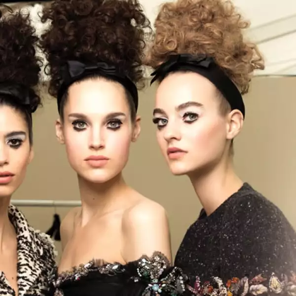 Sam McKnight fue el encargado del pelo, con un look de chinos altos.