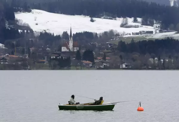 En invierno, puedes salir a pescar en el lago y disfrutar del paisaje nevado que tendrás enfrente.