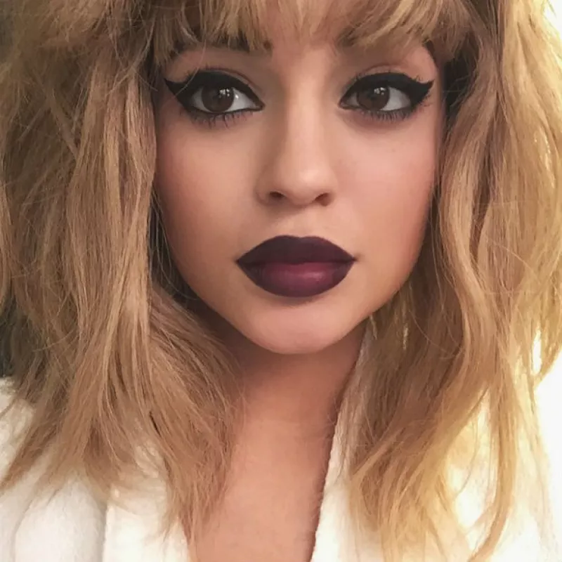 La hermana más joven del clan Jenner aparece en las primeras fotos para el número de febrero de Love Magazine, donde presenta un cambio de look que la hace ver como toda una femme fatale.